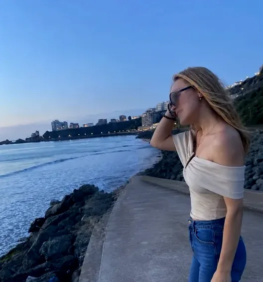 Esra, 19